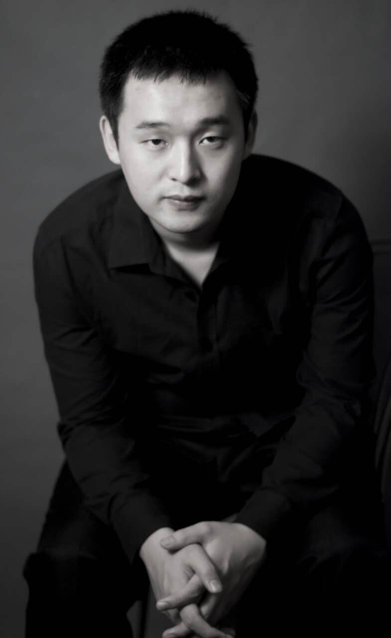 音乐学院跟随中国著名钢琴教育家杨峻和钢琴系副主任潘淳教授学习钢琴